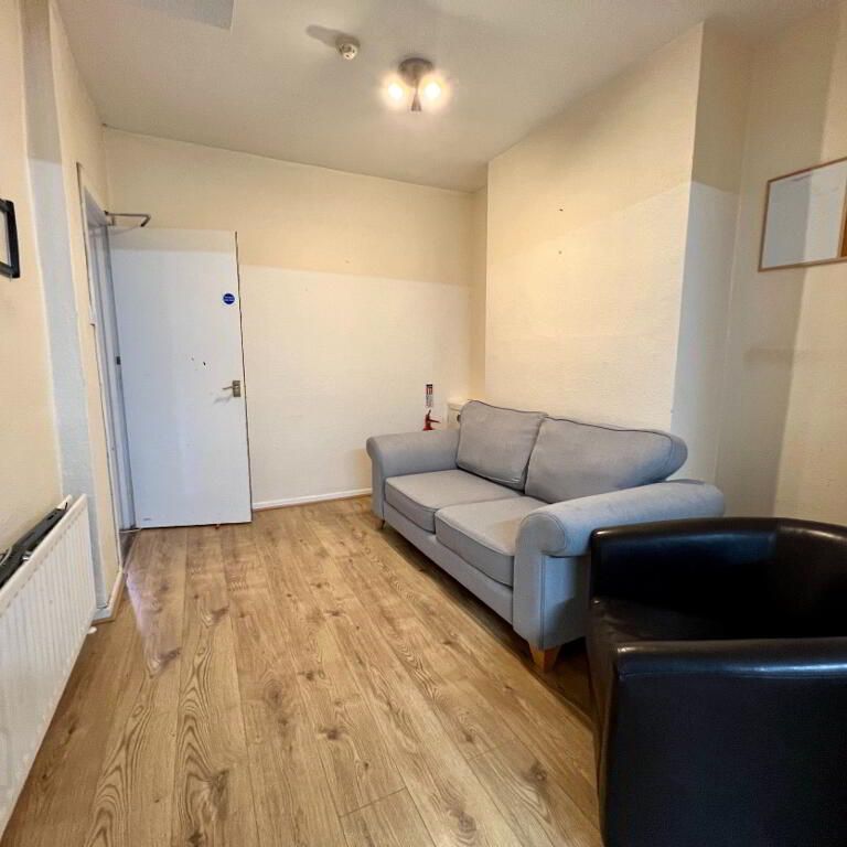 46 St Ives Gardens, Stranmillis, Belfast, BT9 5DN - Photo 1