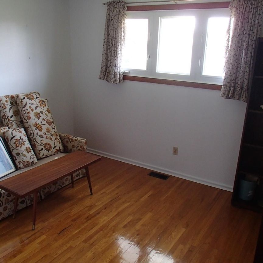 For Lease - 890 Greenbriar Avenue, Mooneys Bay - Carleton Heights and Area, Ontario - Photo 1