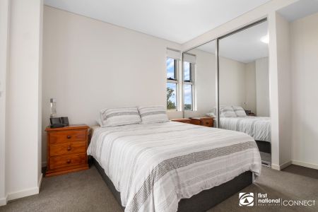 Convenient and contemporary living! - Photo 2