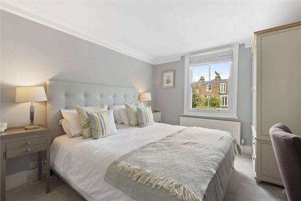 A beautiful family house with private garden located on the desirable Melody Road. - Photo 1