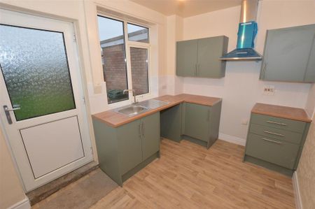 2 bedroom semi-detached house to rent - Photo 4