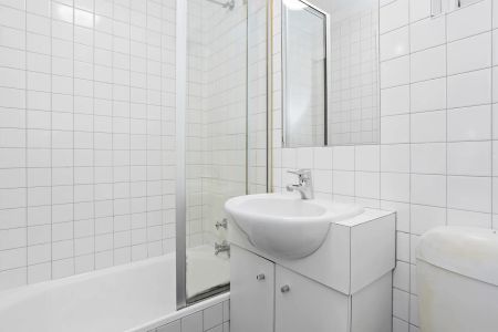 Light-Filled Studio Living in Prime St Kilda East - Photo 2