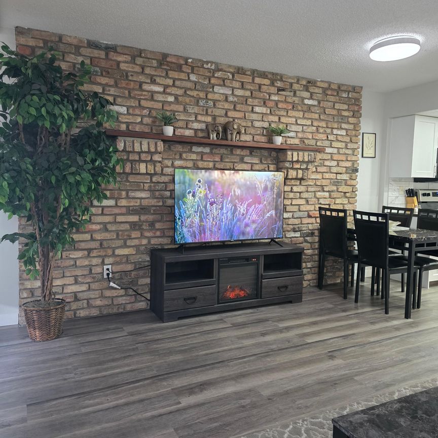 Beautifully Renovated Executive Condo with Amazing City Views! - Photo 1