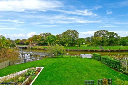 Situated by the water's edge this modern and detached family home boasts exceptional energy efficiency and views of Old Windsor Lock. - Photo 4