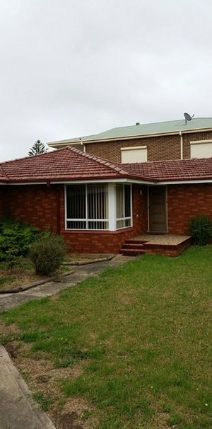 3-bedroom shared house, Lombard Avenue - Photo 1