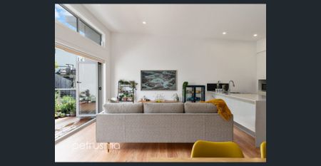 Light filled, contemporary family home - Photo 3