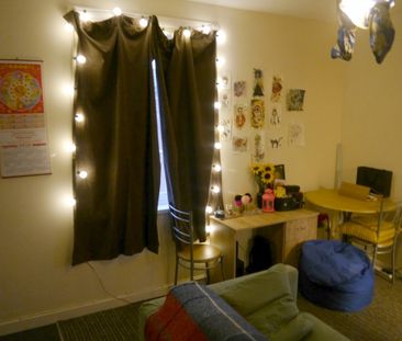 1 Bedroom Flat - Photo 2