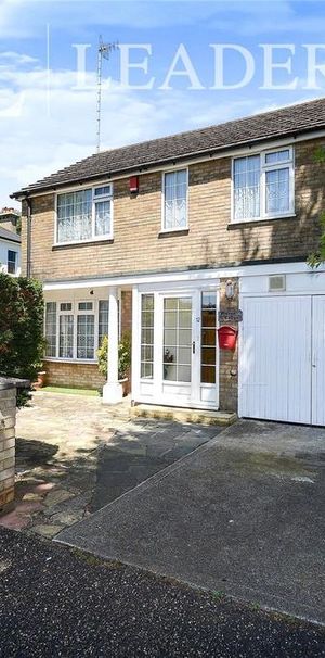 4 bedroom detached house to rent - Photo 2