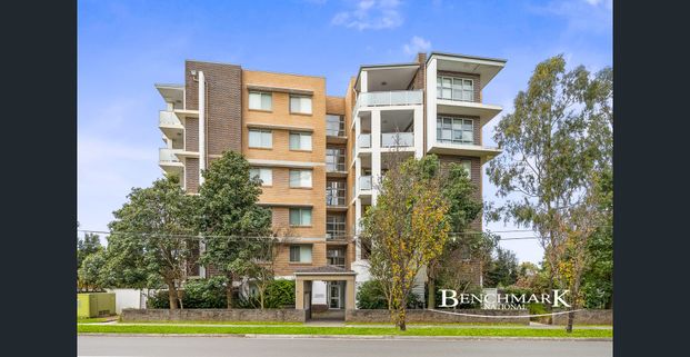 Modern Two-Bedroom Apartment with District Views - Photo 1