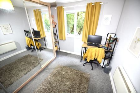 2 bedroom Flat in Flat 8, Leeds - Photo 4