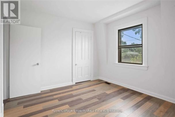 289 BLACKTHORN AVENUE - Photo 1