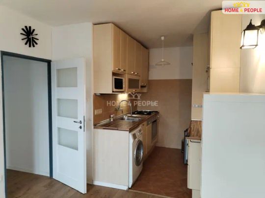 Pronájem bytu 2+kk s balkónem s výhledem do lesa, Praha 10 - Fotografie 1