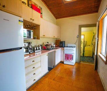 Charming Two Bedroom Terrace House! - Photo 1