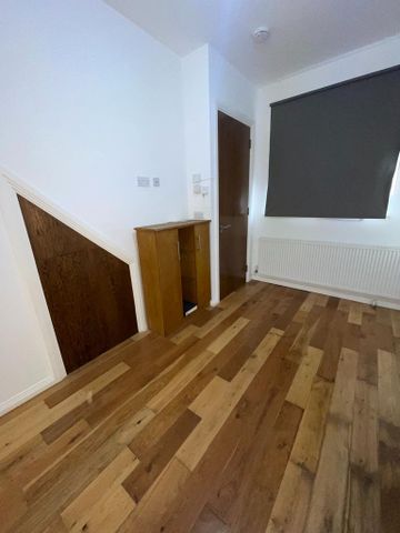 4 bedroom terraced house to rent - Photo 2