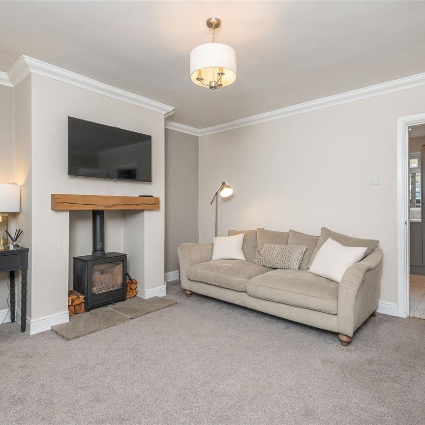 4 bed terraced house to rent in Lindwell Grove, Greetland, Halifax - Photo 1