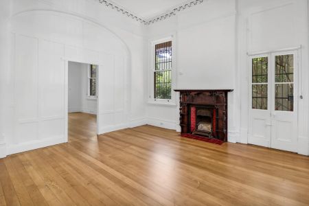 Oversized apartment with high ceilings and classic charm - Photo 4