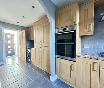 3 Bedroom House - Mid Terrace To Let - Photo 4