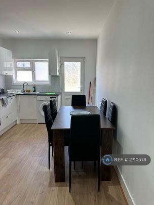 4 bedroom end of terrace house to rent - Photo 1