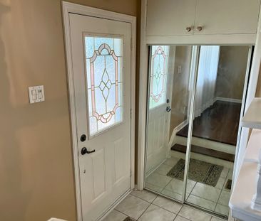 For Lease - 426 Seabourne Drive Unit# Main Floor, Oakville, Ontario - Photo 2