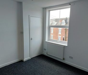 3 Bedroom House - Terraced - Photo 3