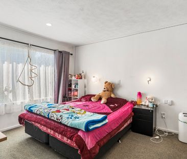 Spacious Family Home with Garage - Unbeatable Location - Photo 4