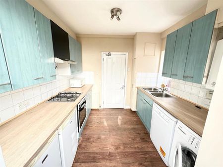 1 bedroom in a house share to rent - Photo 4