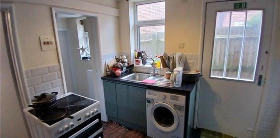 1 bedroom in a house share to rent - Photo 2