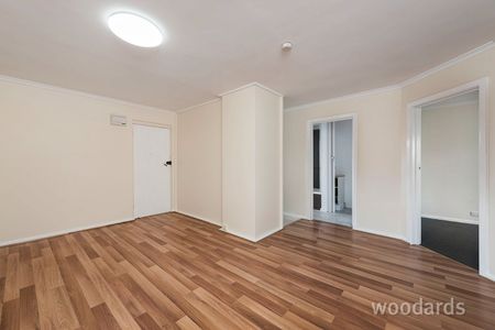 Spacious living - Photo 5