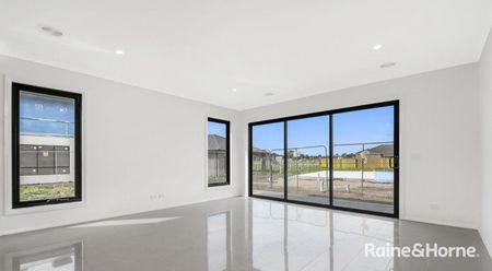 14 Luster Circuit, Cranbourne South, VIC 3977 - Photo 4