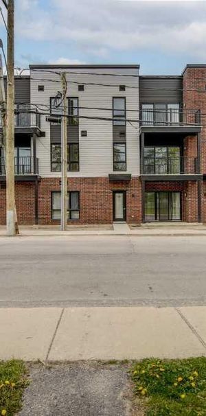 3 1/2 ou 4 1/2 avec Électroménagers et wifi inclus - Stationnement couvert. 1er juillet ! - Photo 1