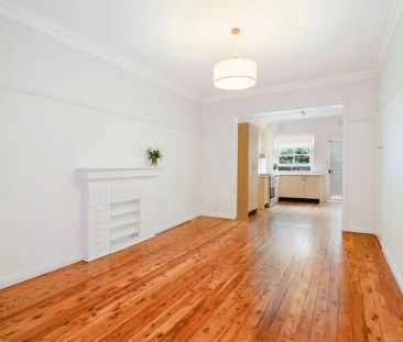 Freshly renovated 2 bedroom garden apartment - Photo 1