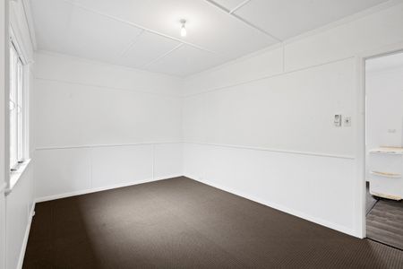 One Bedroom Unit - Handy to Everything - Photo 2