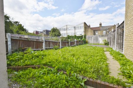 4 bedroom House To Let - Photo 2