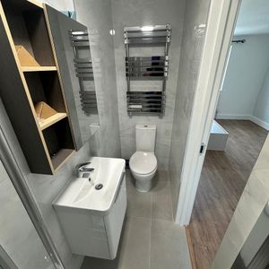 1 bedroom in a house share to rent - Photo 2