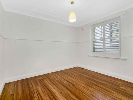 Beautifully Renovated One Bedroom Apartment - Photo 3