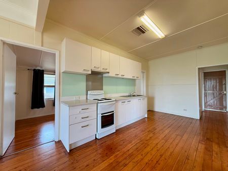 SPACIOUS FAMILY HOME – WALK TO TOWN - Photo 3