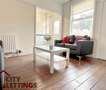 4 Bedroom Mid Terraced House - Photo 3