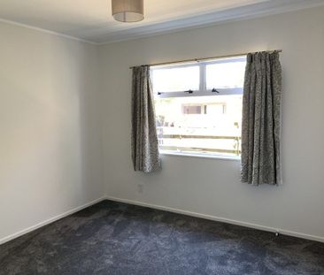 Located down a quiet street in Hamilton East, this tastefully moder... - Photo 3