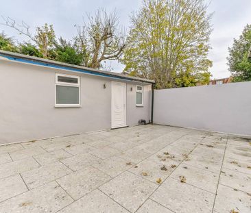 End of terrace house to rent - Photo 6