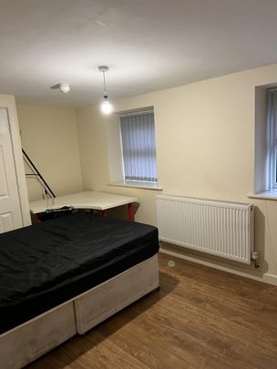 4 bedroom flat to rent - Photo 1