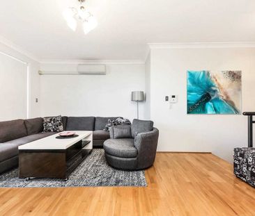Spacious split level penthouse apartment in Kogarah CBD - Photo 2