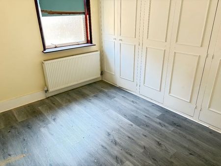 3 Bed Flat, Very Near Morrisons Supermarket Area, W3 - Photo 5