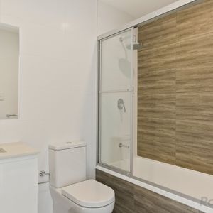 Lifestyle & Location! Spacious 2 bedroom Apartment - Photo 2