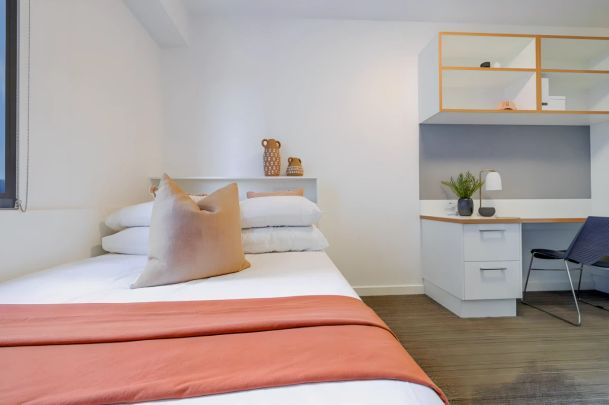 Deluxe Studio with Double Bed - East(High floor Level 16-20 ) - Photo 1