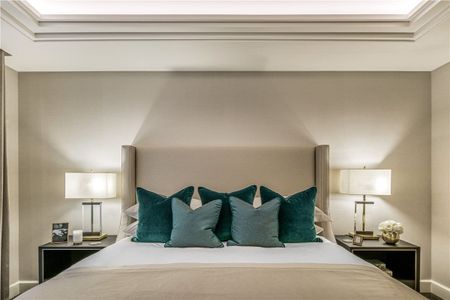 At c.1970 sq. ft, this is a luxuriously appointed third floor (with lift) two bedroom, two bathroom apartment, enviably in the heart of Knightsbridge. Highlights include a band new kitchen, concierge and on-site leisure facilities. EPC rating B | Council Tax Band H - Photo 4