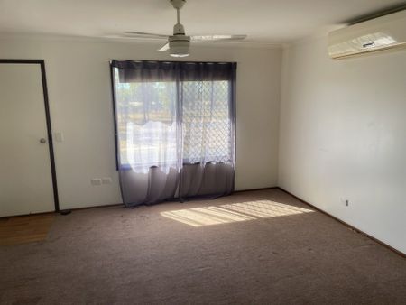 Spacious Family Home! - Photo 2