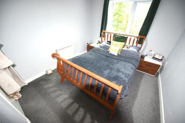 2 bedroom Flat in Flat 8, Leeds - Photo 1