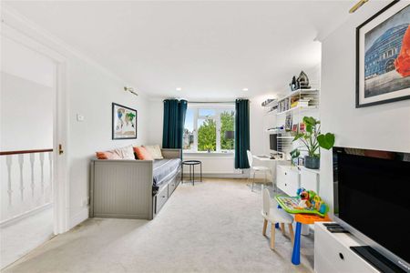 A lovely family home in the desirable Alphabet streets of Fulham within easy reach of Bishops Park and the River. - Photo 4