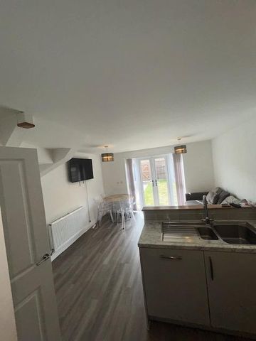 4 bedroom terraced house to rent - Photo 2