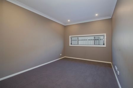Tidy, Beachside 4 Bedroom Home with Ducted Air Con - Photo 5